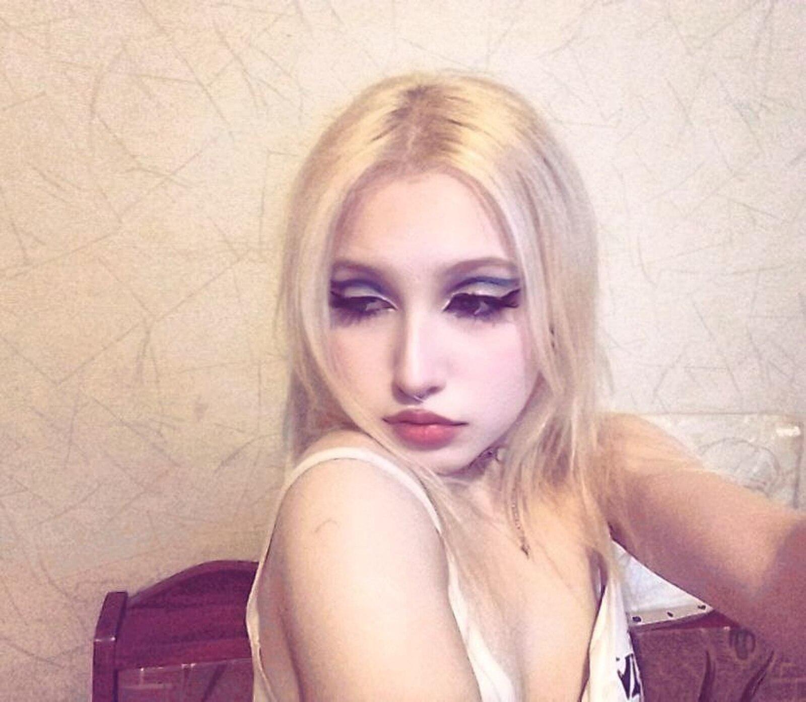 CharlenaLouras Live Image