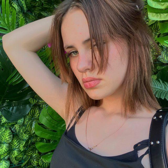 LauraMilone Live Image