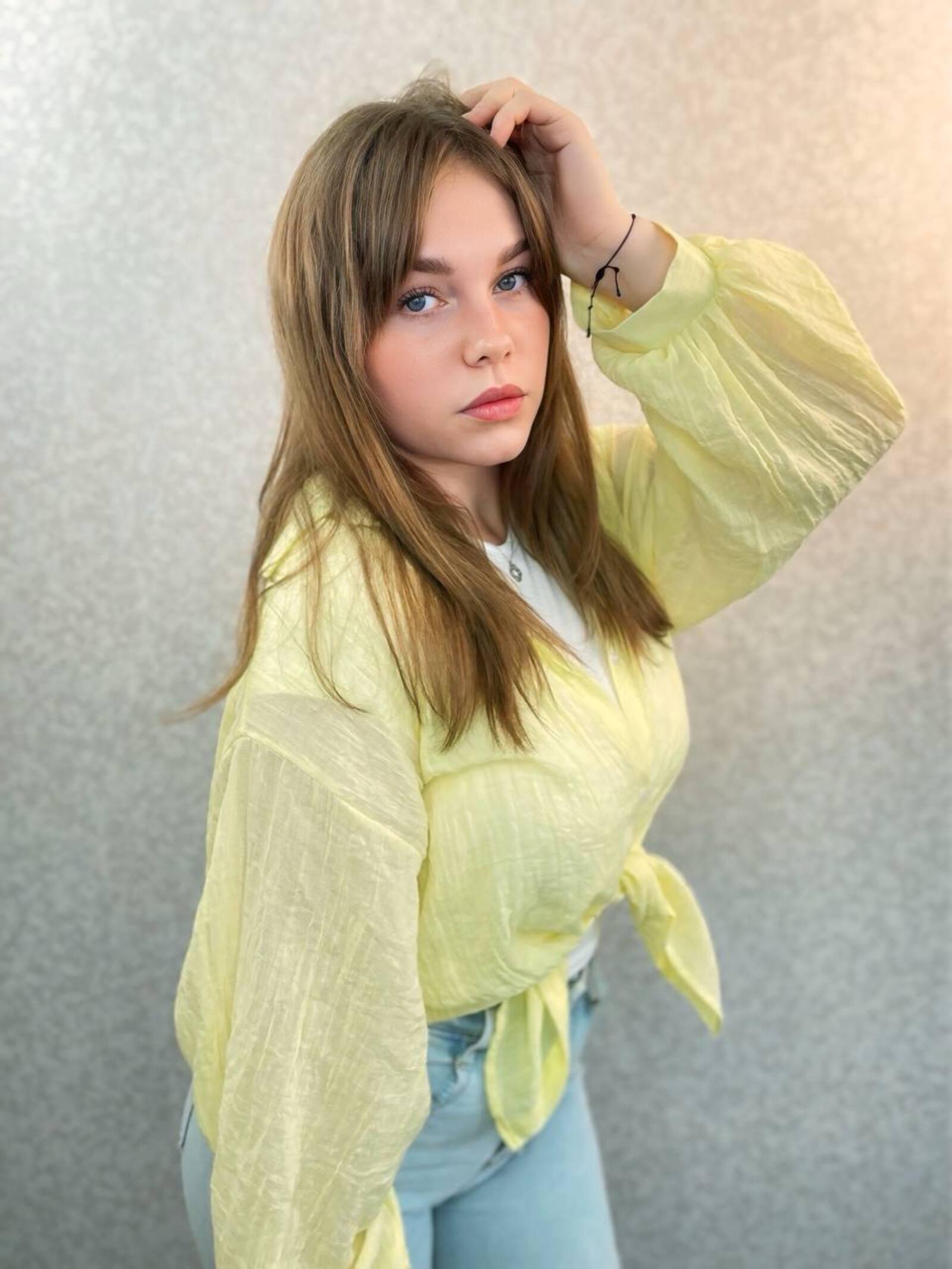 AleenSavannah live from France