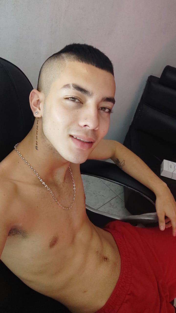 Dereckk_Boy live from Colombia
