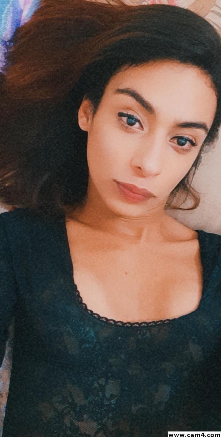 Isabellabrito live from Brazil