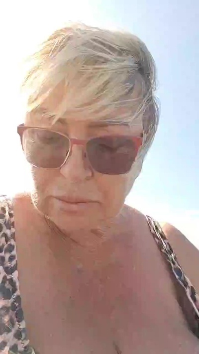 LindaL69 live from Italy