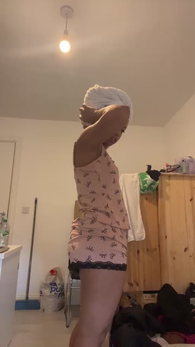 jeniis24 live from Ireland