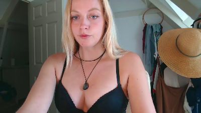 lucyelena live from Netherlands