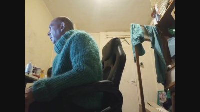 sweaterslut live from Netherlands